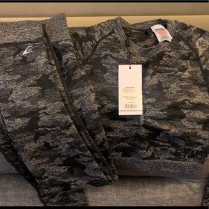 Gymshark Camo set (NEVER WORN)